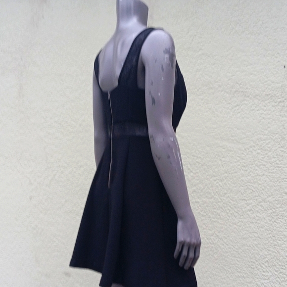 BCBGENERATION LADIES BLACK SLEEVELESS V NECK MINI SKIRT W/ LACED TRIM (VIETNAM) - Picture 17 of 17